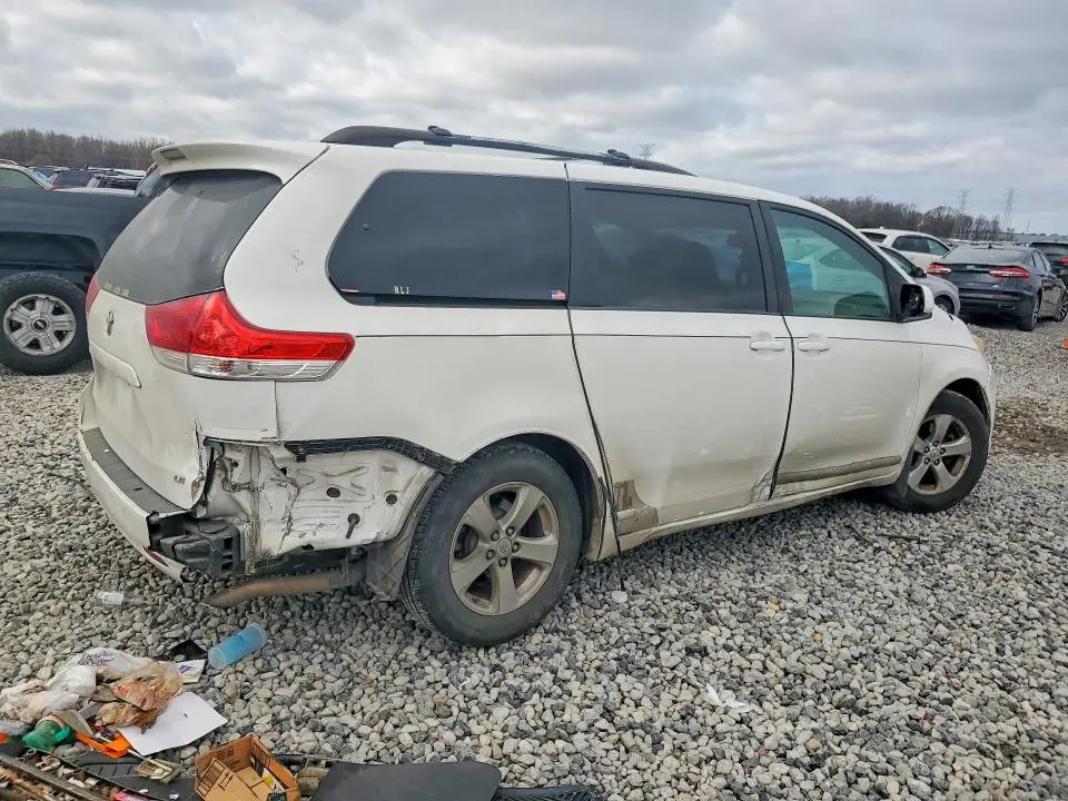 2011 TOYOTA SIENNA LE 8-PASSENGER  