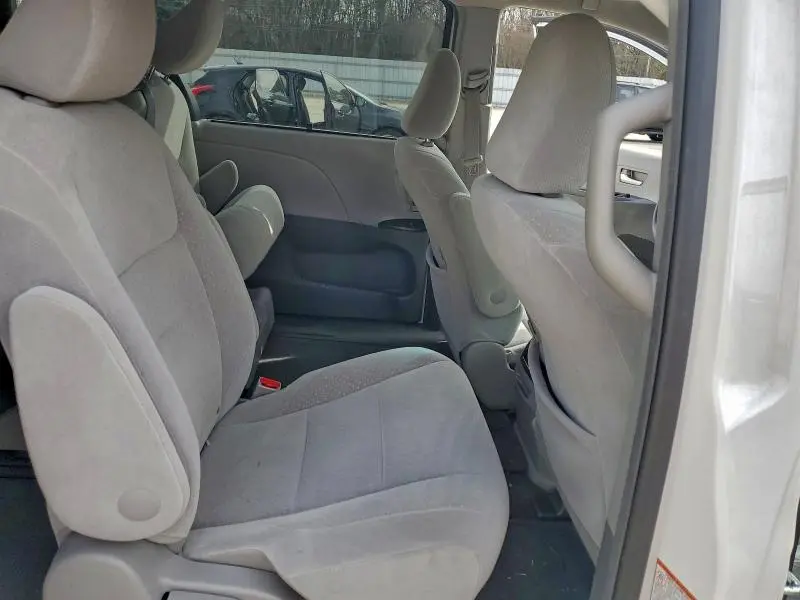 2015 TOYOTA SIENNA LE  