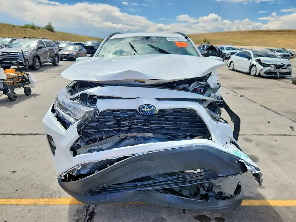 2021 TOYOTA RAV4 XLE  