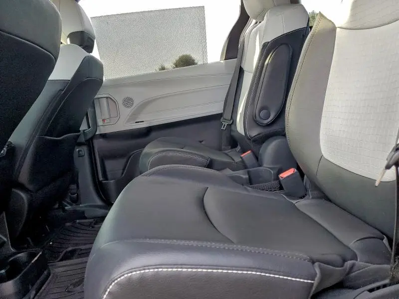 2025 TOYOTA SIENNA XSE  