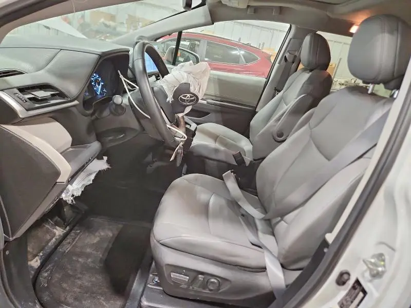2023 TOYOTA SIENNA XLE  