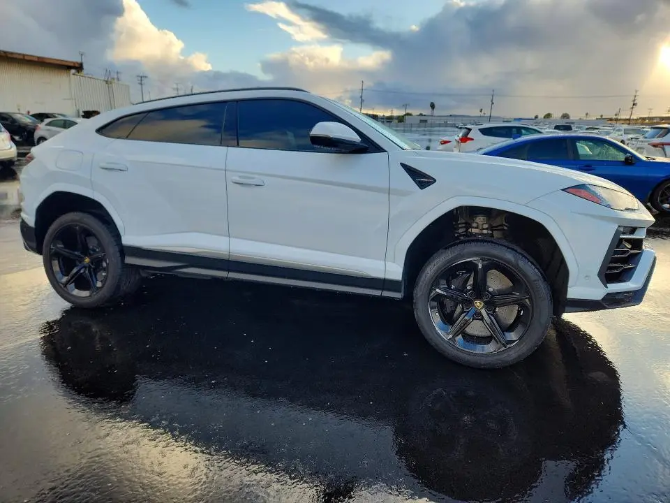 2021 LAMBORGHINI URUS   