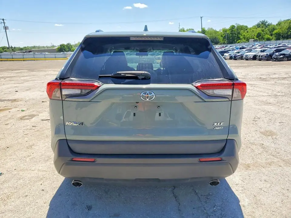 2021 TOYOTA RAV4 XLE  