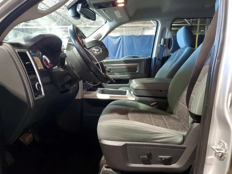 2016 RAM 1500 SLT  