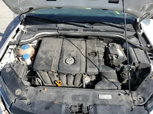 2013 VOLKSWAGEN JETTA SE  