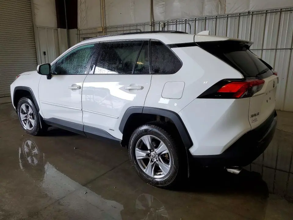 2022 TOYOTA RAV4 XLE  