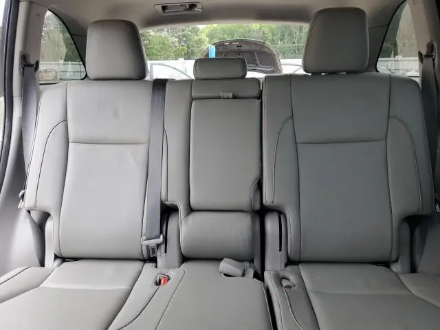 2018 TOYOTA HIGHLANDER SE  