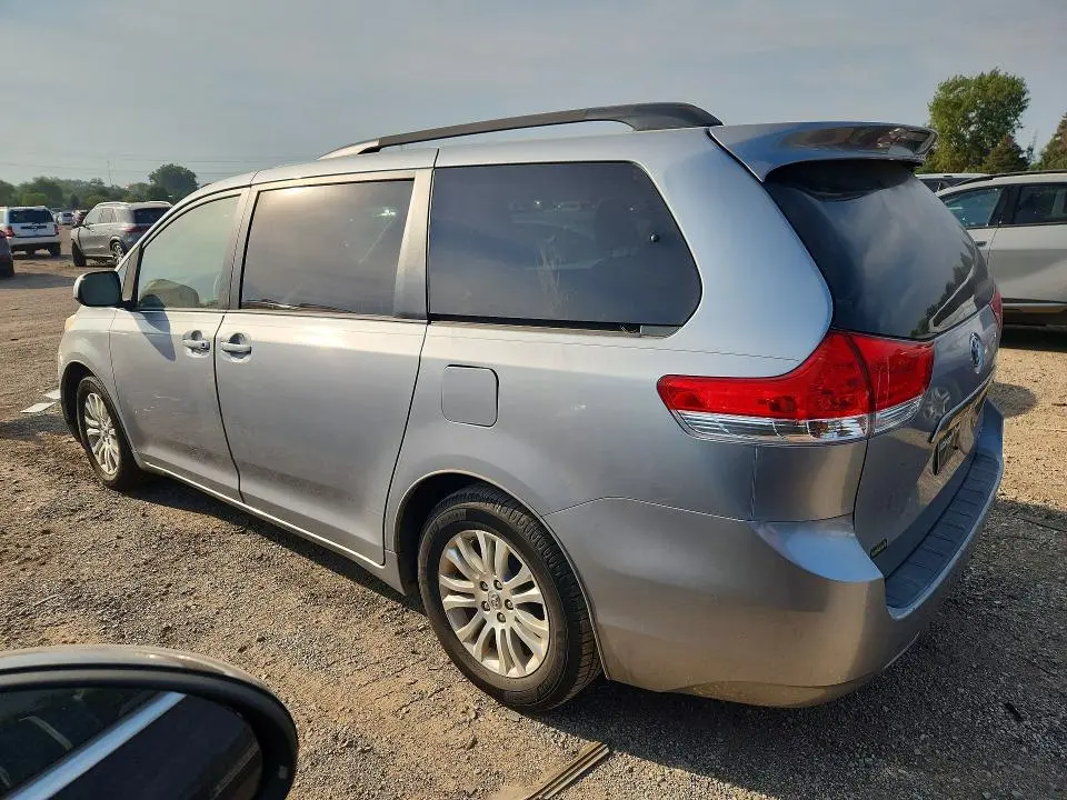 2014 TOYOTA SIENNA XLE 8-PASSENGER  