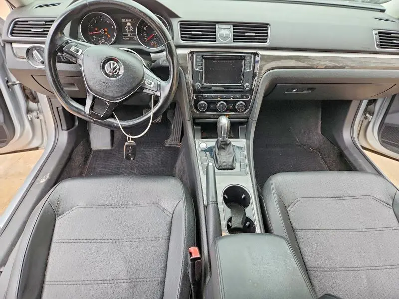2017 VOLKSWAGEN PASSAT SE  