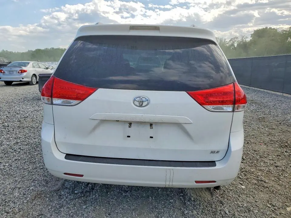2013 TOYOTA SIENNA XLE 8-PASSENGER  
