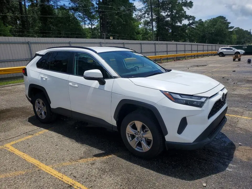 2022 TOYOTA RAV4 XLE  