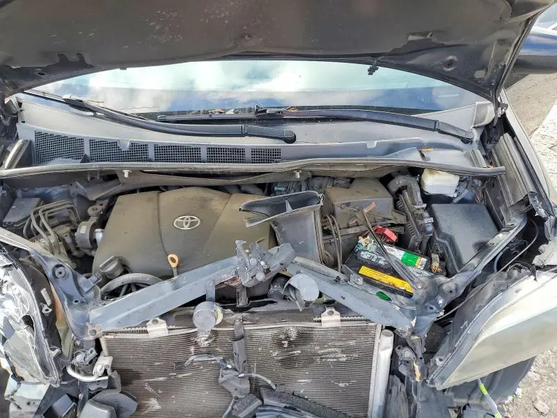 2017 TOYOTA SIENNA SE  