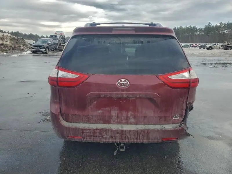 2016 TOYOTA SIENNA XLE  