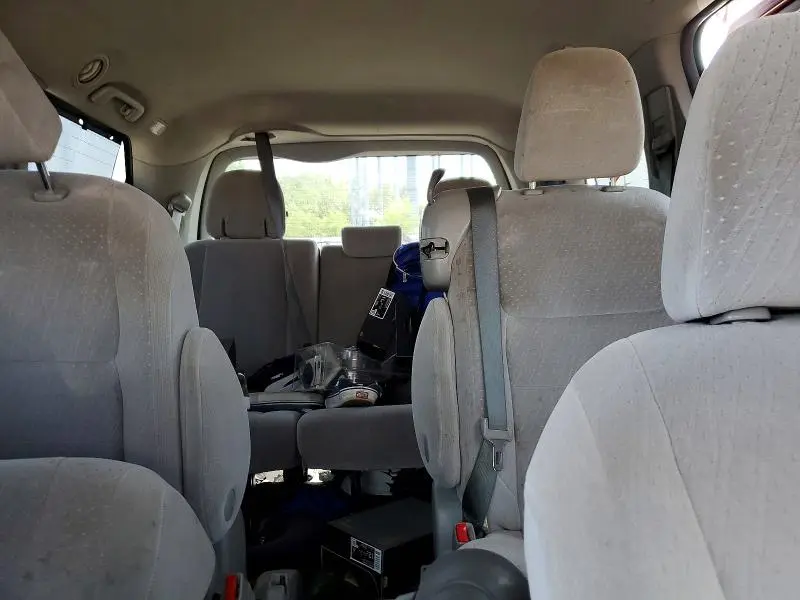 2016 TOYOTA SIENNA LE  
