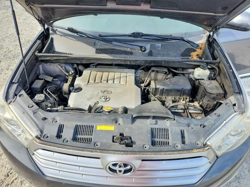 2011 TOYOTA HIGHLANDER SE  