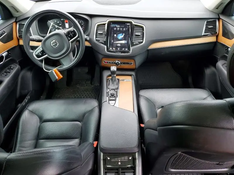 2021 VOLVO XC90 T6 MOMENTUM  