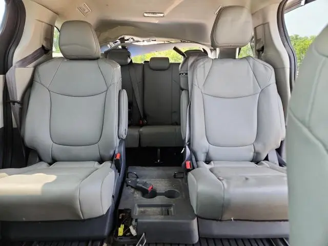 2021 TOYOTA SIENNA XLE  
