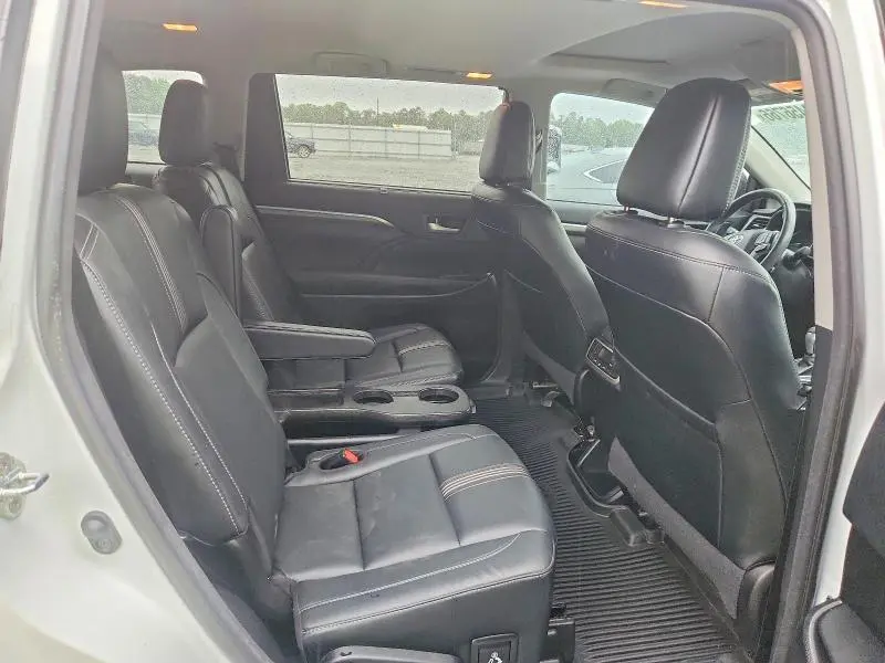 2018 TOYOTA HIGHLANDER SE  