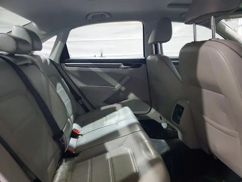 2016 VOLKSWAGEN PASSAT SE  
