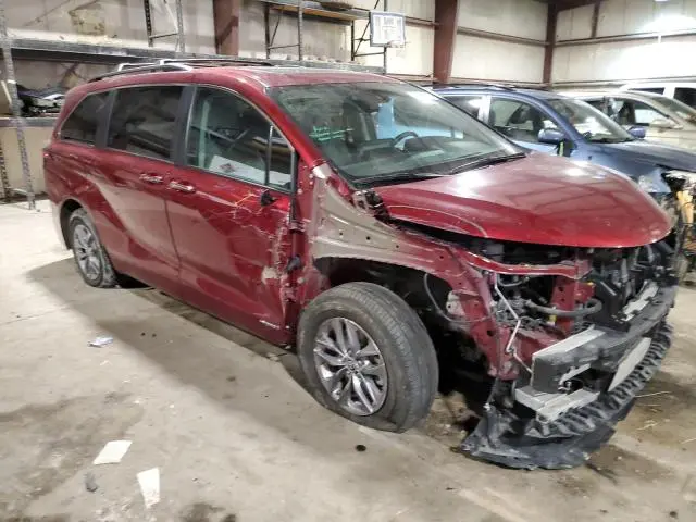2021 TOYOTA SIENNA XLE