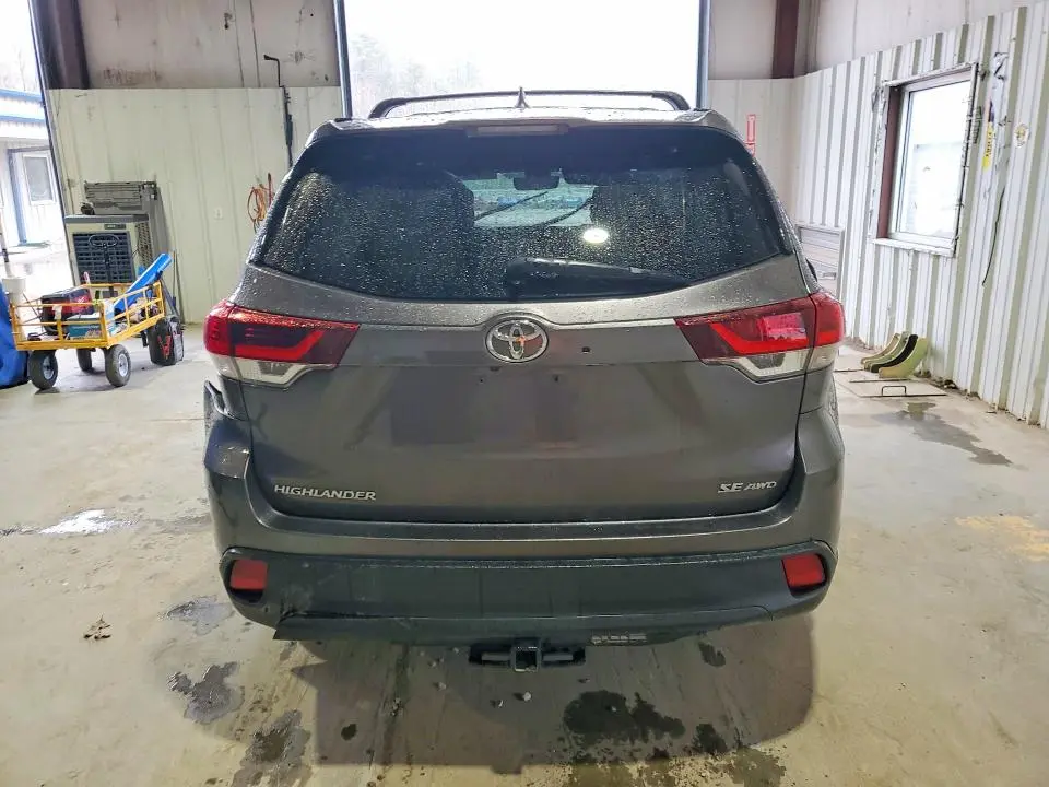 2019 TOYOTA HIGHLANDER SE  