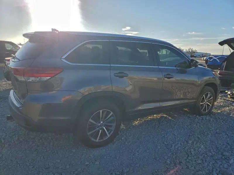 2017 TOYOTA HIGHLANDER SE  