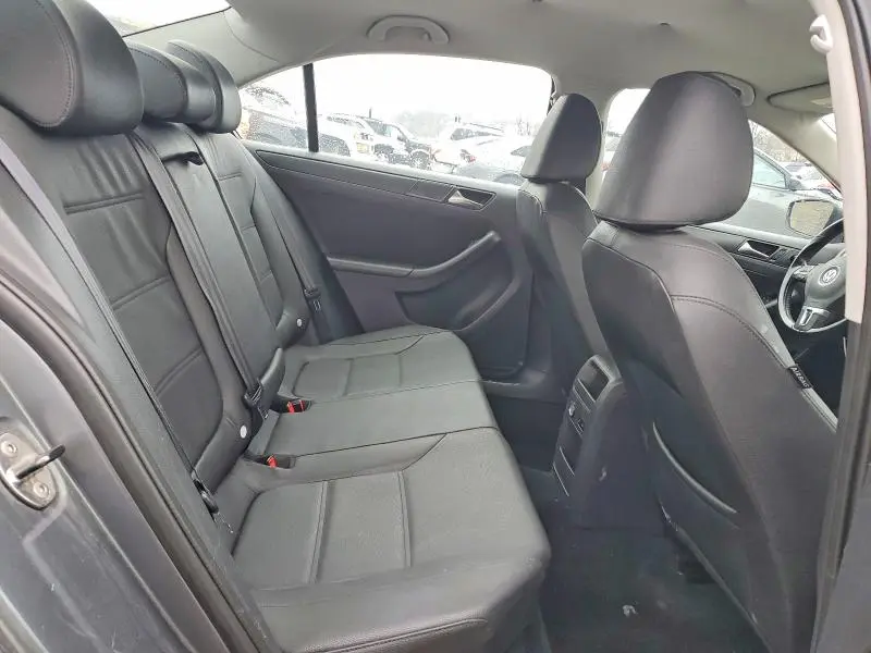 2011 VOLKSWAGEN JETTA SE  