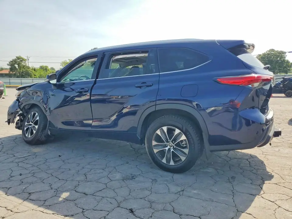 2022 TOYOTA HIGHLANDER XLE  