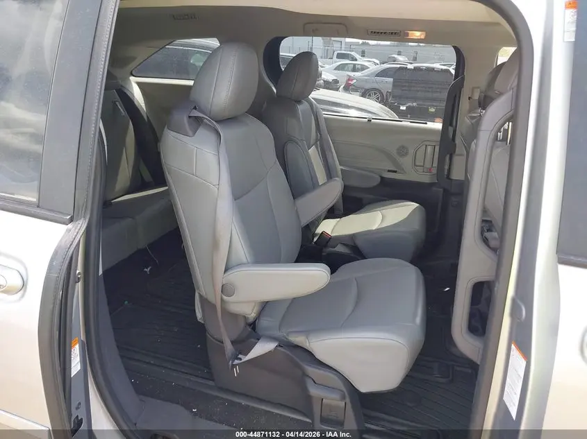 2022 TOYOTA SIENNA XLE