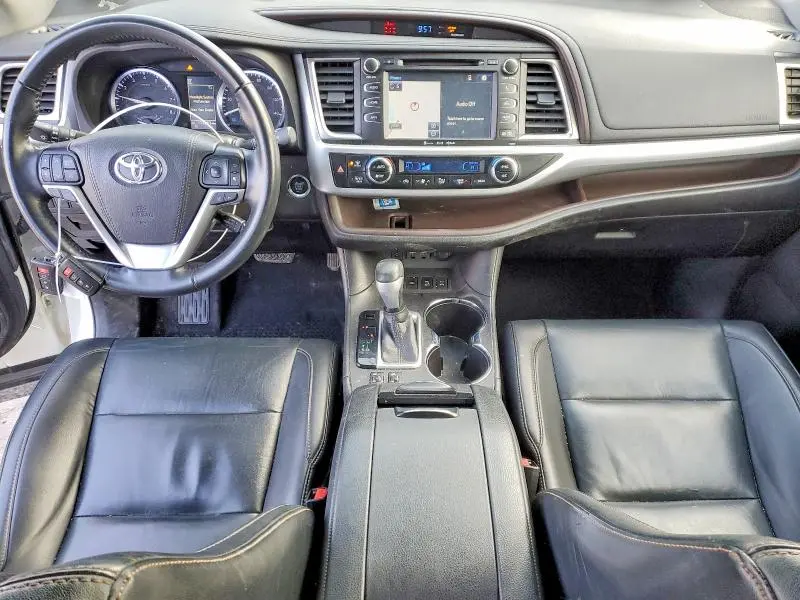 2019 TOYOTA HIGHLANDER SE  