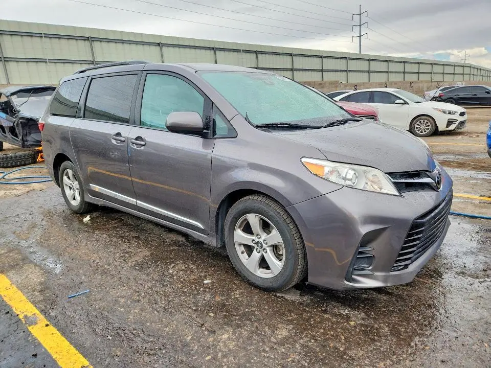 2018 TOYOTA SIENNA LE  