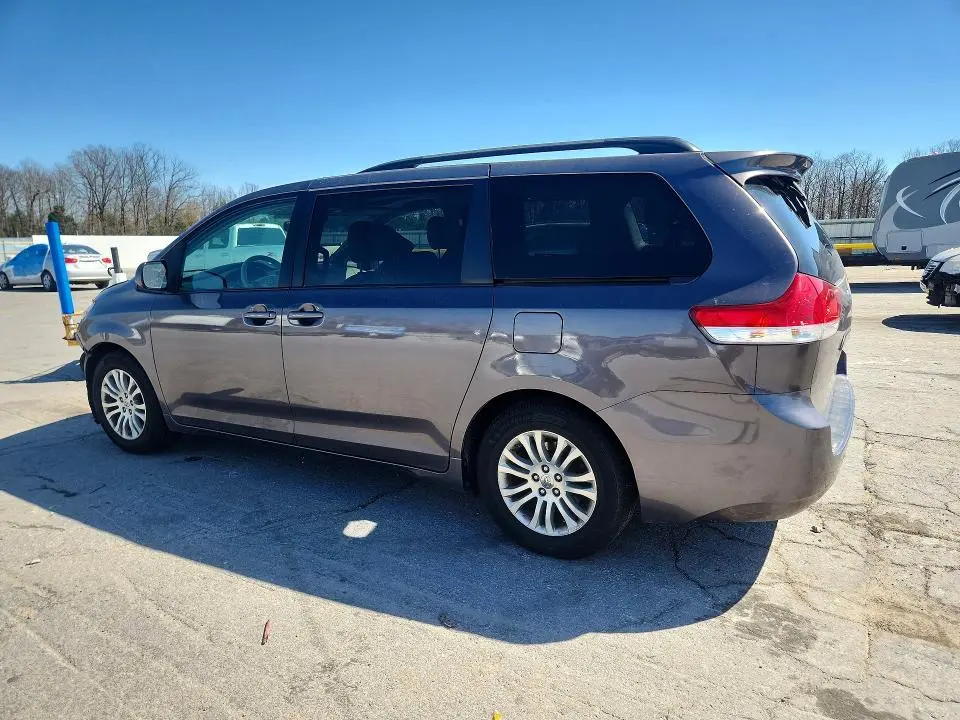 2014 TOYOTA SIENNA XLE 8-PASSENGER  