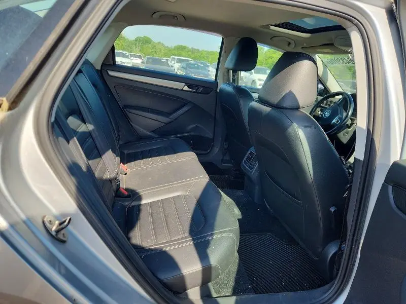 2015 VOLKSWAGEN PASSAT SE  