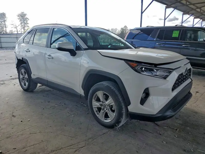 2020 TOYOTA RAV4 XLE  