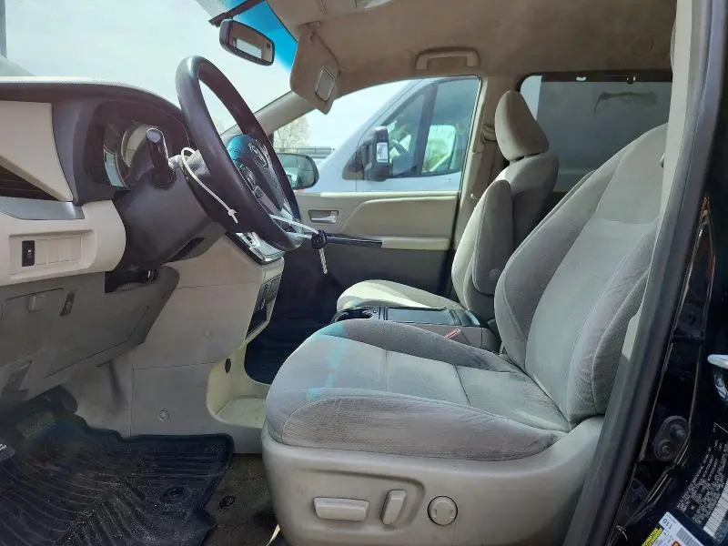 2017 TOYOTA SIENNA LE  