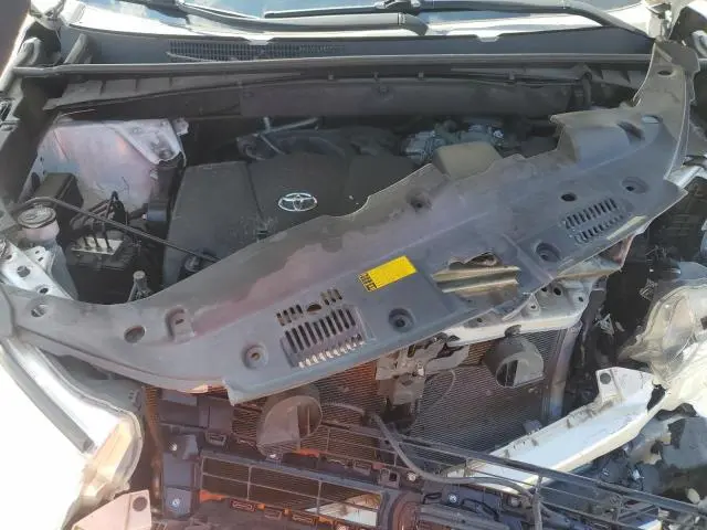 2019 TOYOTA HIGHLANDER SE  