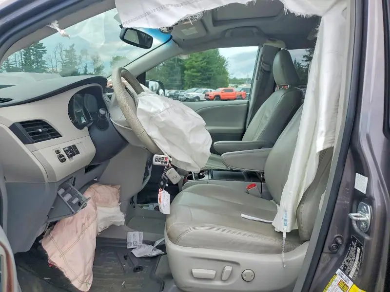 2014 TOYOTA SIENNA XLE 7-PASSENGER  