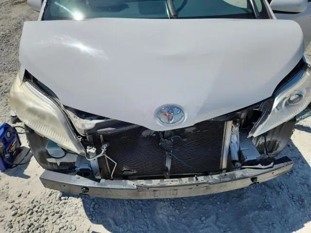 2014 TOYOTA SIENNA LE  