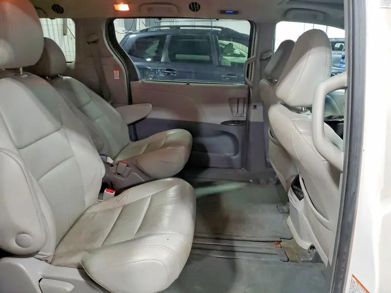 2015 TOYOTA SIENNA XLE 8-PASSENGER  