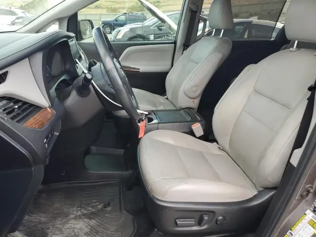 2017 TOYOTA SIENNA XLE  