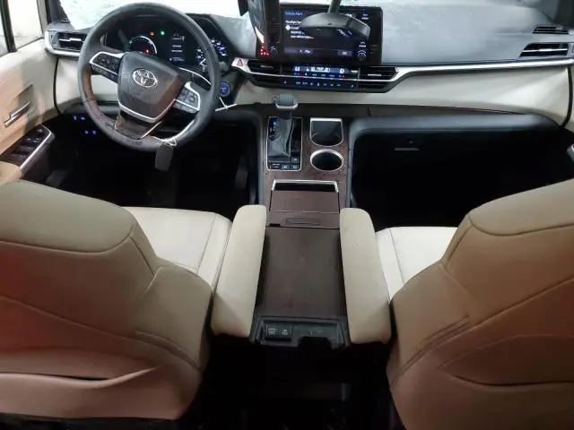 2024 TOYOTA SIENNA XLE