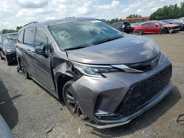 2021 TOYOTA SIENNA XSE  