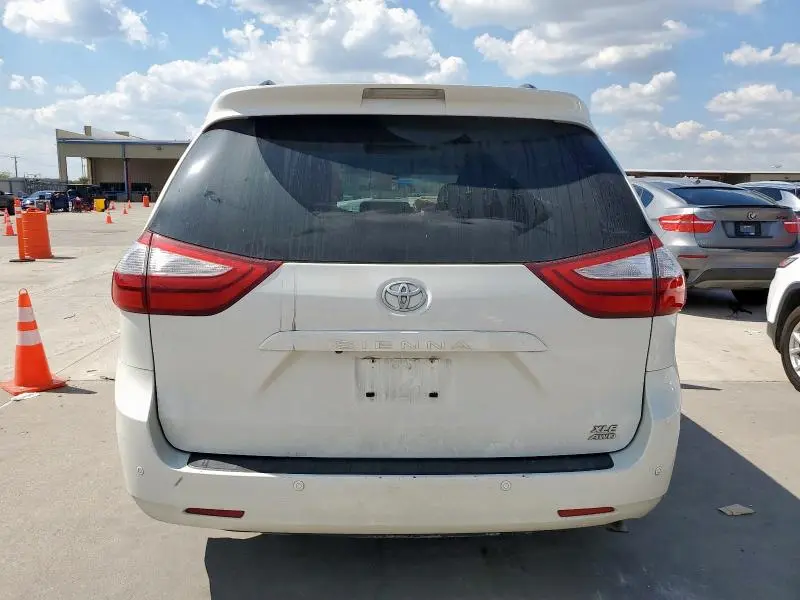 2017 TOYOTA SIENNA XLE  