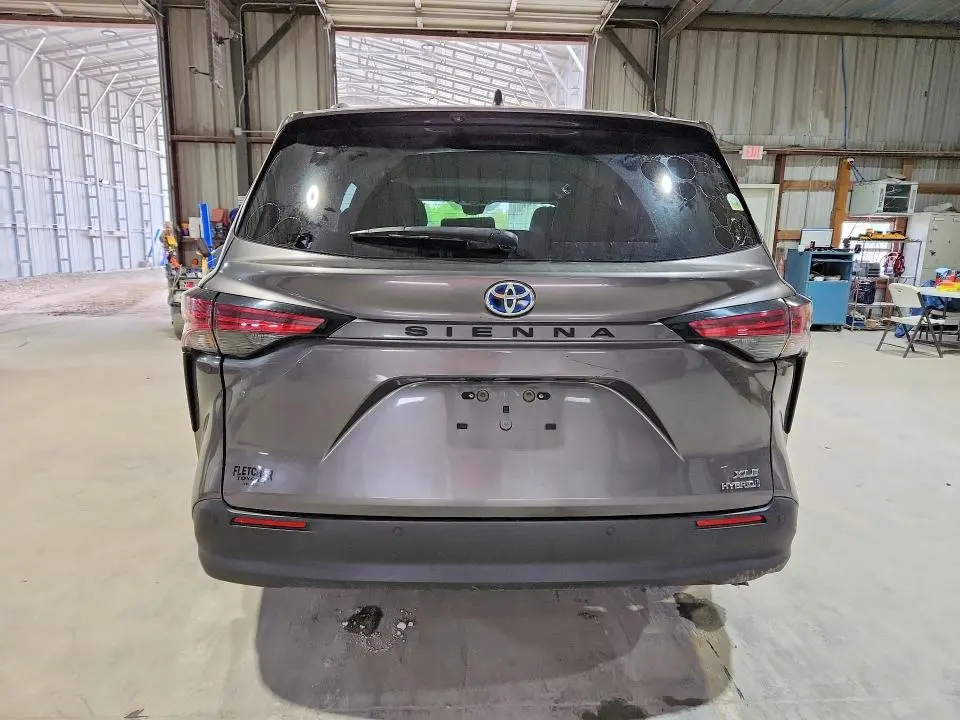 2022 TOYOTA SIENNA XLE  