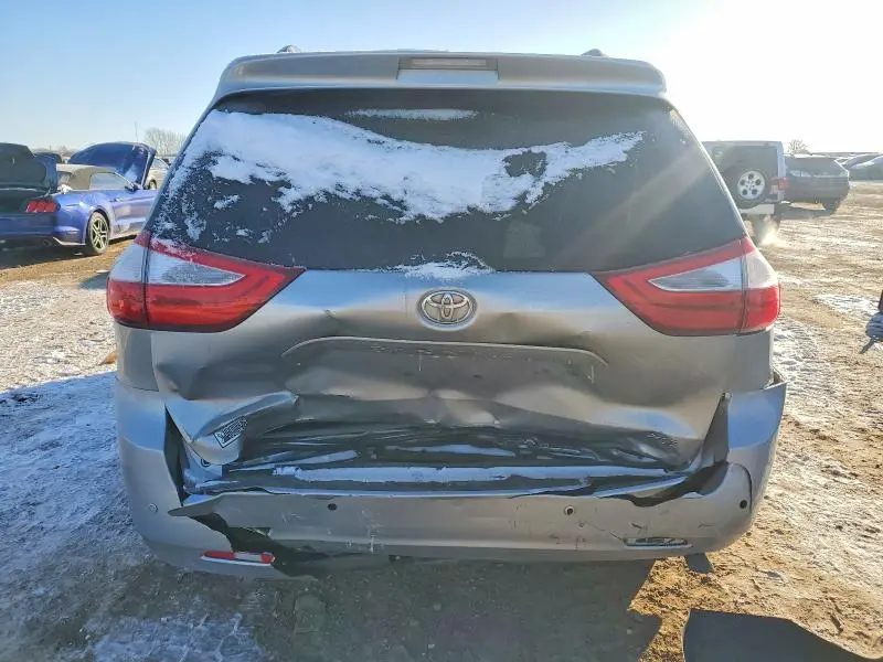 2017 TOYOTA SIENNA XLE  