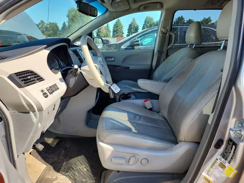 2014 TOYOTA SIENNA XLE 8-PASSENGER  