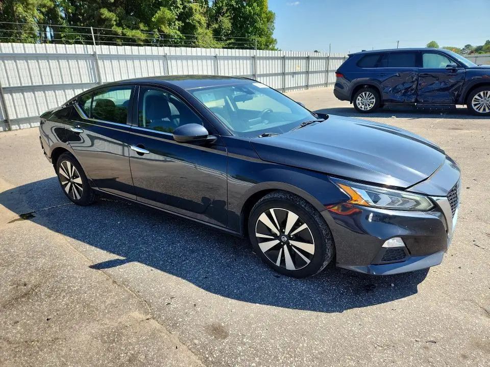 2022 NISSAN ALTIMA SV  