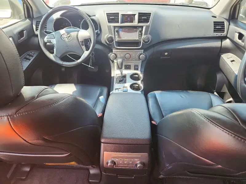 2013 TOYOTA HIGHLANDER SE  