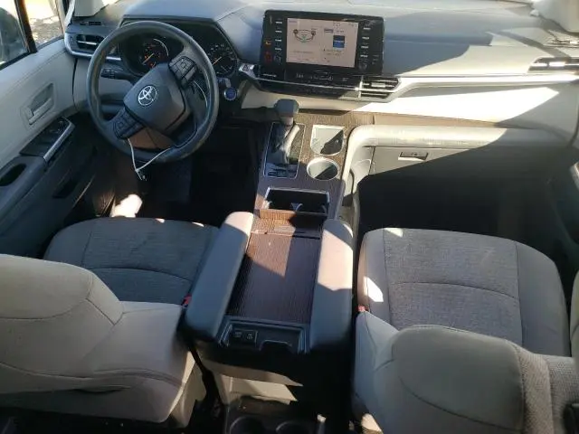 2022 TOYOTA SIENNA LE  