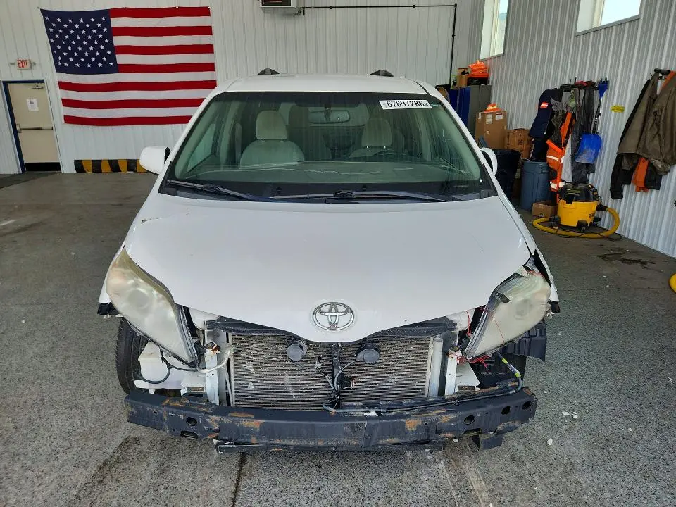 2017 TOYOTA SIENNA LE  